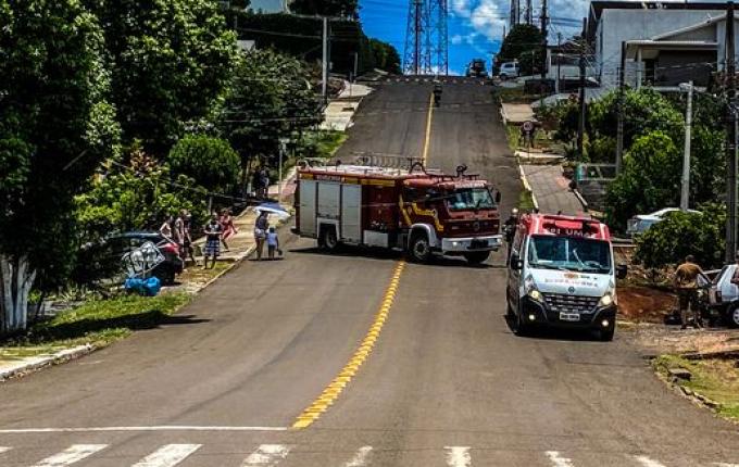 Motorista sai da pista e colide carro em poste em SMO; assista ao vídeo