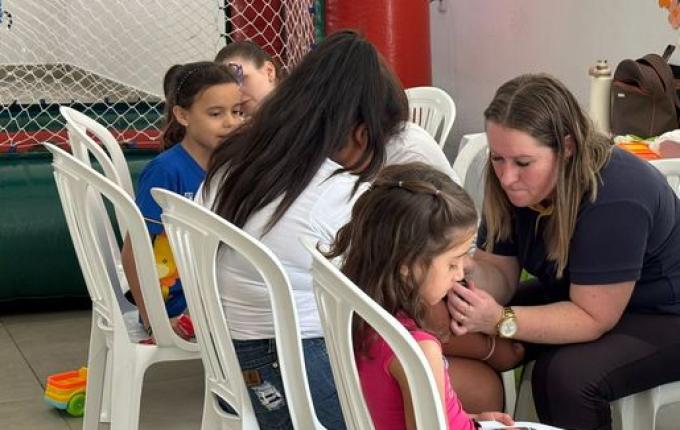 Pastoral da Criança e Lionesses entregam cerca de 300 brinquedos a crianças de SMO