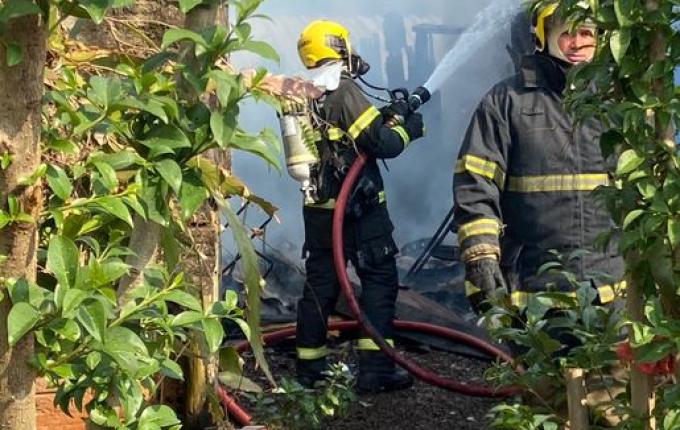 Incêndio destrói depósito de residência em São Miguel do Oeste
