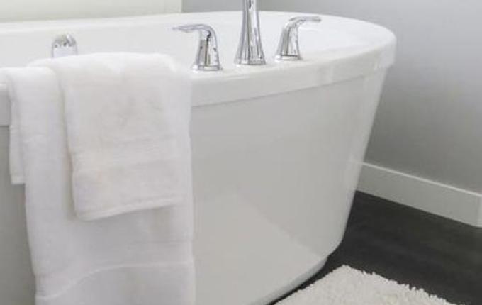 Homem diz que vai processar hotel após esposa engravidar “sozinha” em banheira