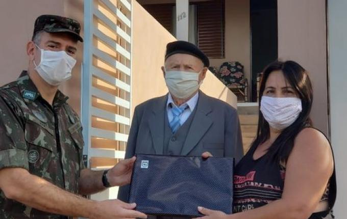 Vídeo: Ex-combatente completa 100 anos e recebe homenagem do 14ºRCMec