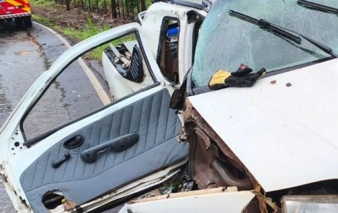Colisão entre carro e caminhão deixa quatro feridos em Palmitos