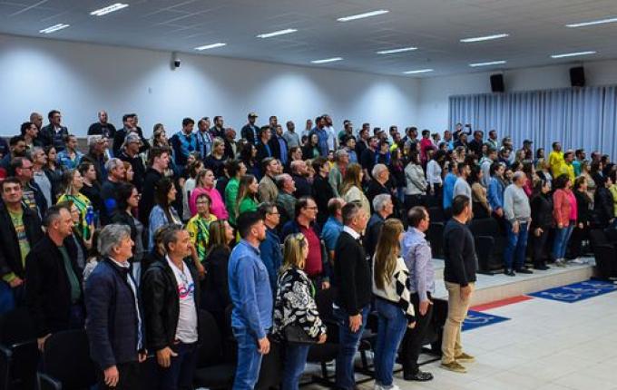 Com casa cheia, vereadores aprovam moção de repúdio contra vereadora e Partido dos Trabalhadores