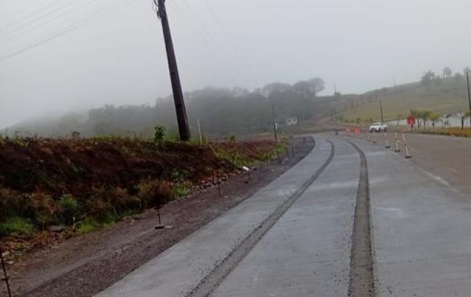 Concreto fresco é novamente danificado por motorista na SC-305, em Campo Erê