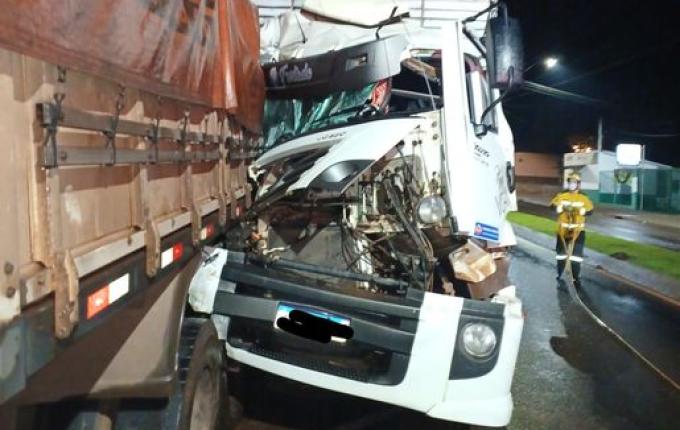Caminhoneiro fica preso às ferragens ao colidir em outro caminhão em Itapiranga