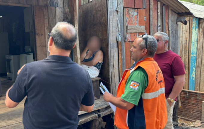 Famílias em áreas de risco recebem orientação sobre programa habitacional em SMO