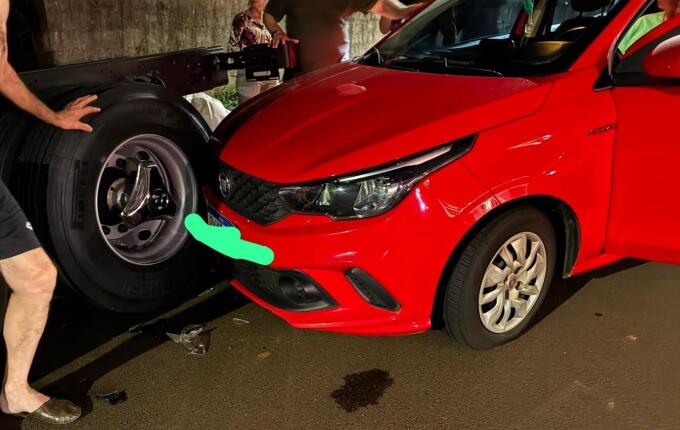 Jovem sai ilesa após bater carro em caminhão estacionado em Iporã do Oeste