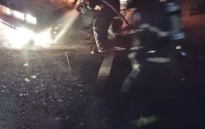 Bombeiros combatem incêndio em veículo no interior de Mondaí