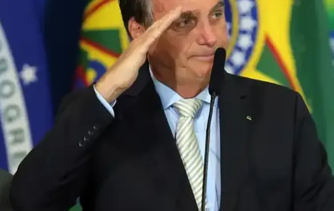 Moraes envia ao Superior Tribunal Militar análise sobre perda da patente de Bolsonaro