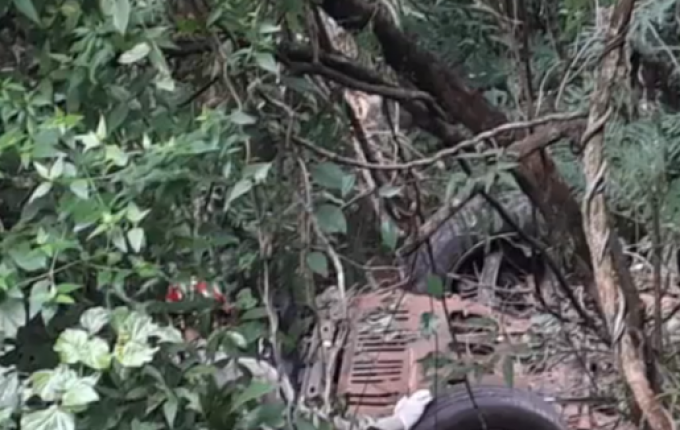 Criança é encontrada morta em veículo capotado às margens da rodovia