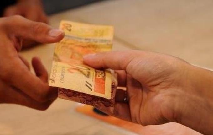 Aprovado projeto que amplia auxílio de R$ 600 e pais solteiros receberão R$ 1.200