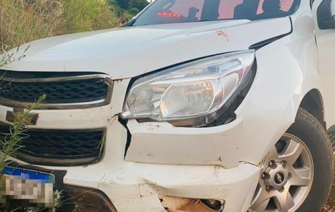 Homem fica ferido ao colidir veículo contra barranco no interior de Itapiranga