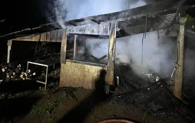 Incêndio destrói galpão usado como depósito no interior de São José do Cedro