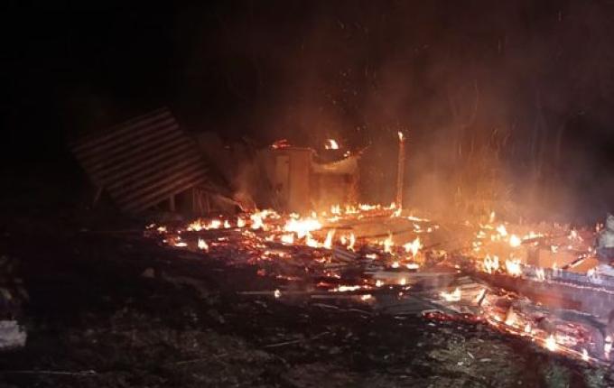 Casa fica totalmente destruída pelo fogo em Anchieta