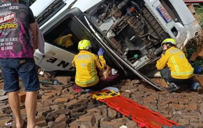 Carreta tomba na Curva da Morte em Guarujá do Sul e mobiliza equipes de resgate