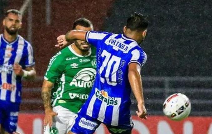 Chapecoense marca no fim e arranca empate importante com o CSA em Maceió