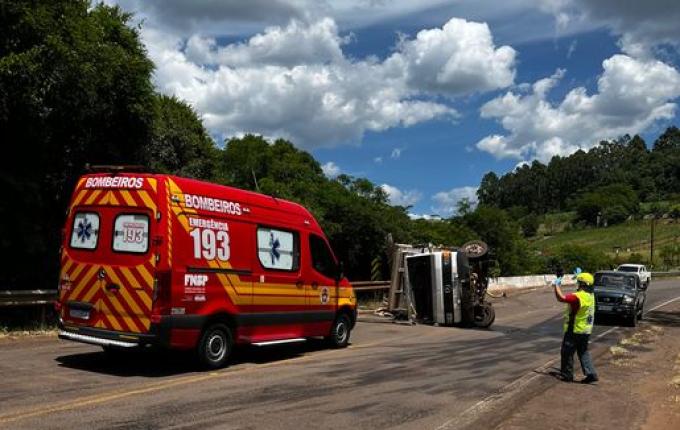 Caminhão com bovinos tomba na BR 282 e deixa uma pessoa ferida em SMO