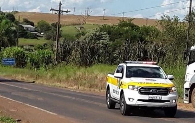 Polícia Rodoviária “escolta” colheitadeira no Oeste catarinense