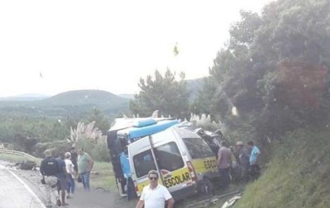 Van escolar e caminhão colidem em grave acidente na BR-153