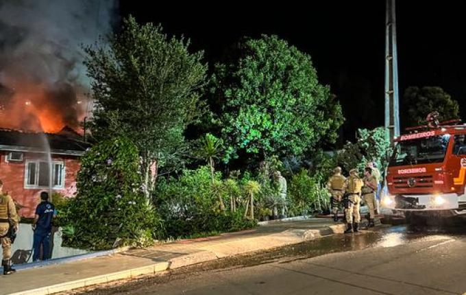 Incêndio atinge residência no centro de São Miguel do Oeste; vídeo