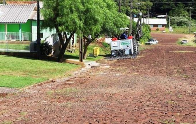 Prefeitura avalia novo método para combater ervas daninhas na área urbana