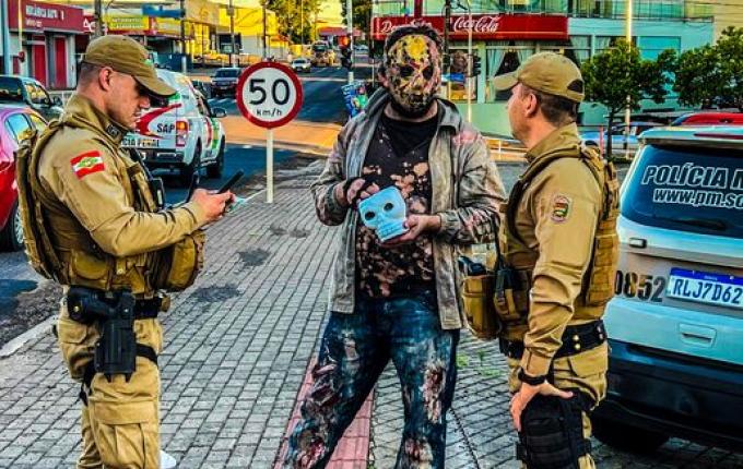 “Jason” é abordado pela PM após denúncia em São Miguel do Oeste