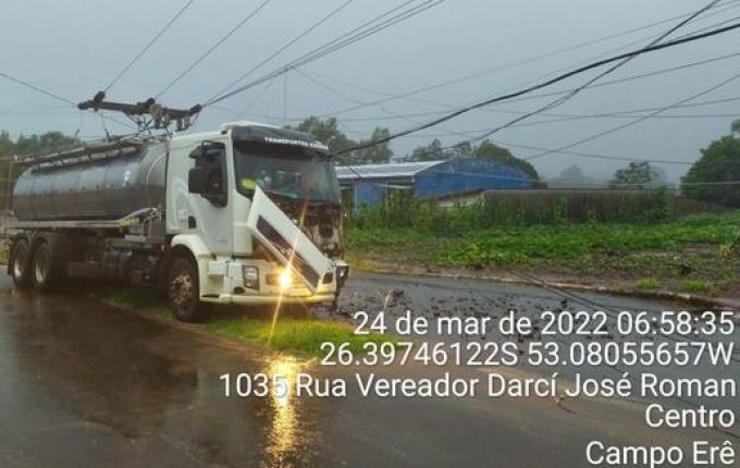 Caminhão bate em poste e deixa parte de Campo Erê sem energia elétrica