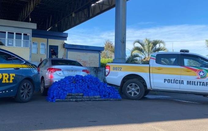 Carro com placas clonadas é flagrado com 300 kg de maconha na BR 153