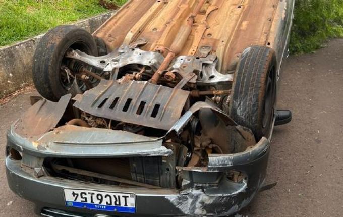 Saída de pista seguida de capotamento é registrada em São José do Cedro
