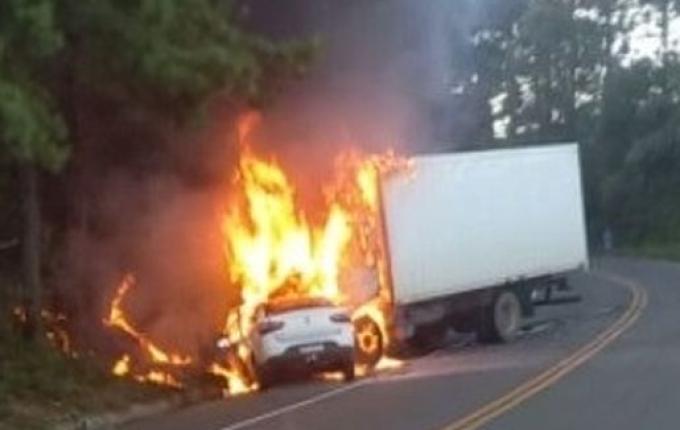 Casal morre carbonizado após colisão em Santa Catarina