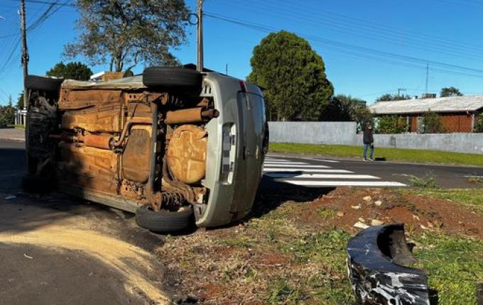 Veículo tomba após colisão no Bairro São Luiz, em São Miguel do Oeste