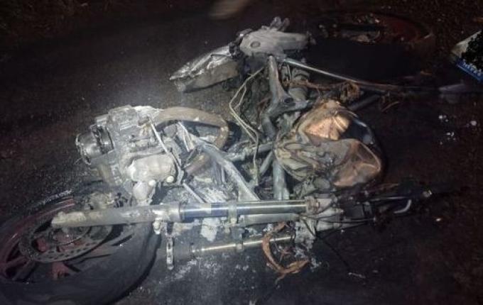 Jovem morre após cair de moto e ser atropelado por caminhão, na BR-158