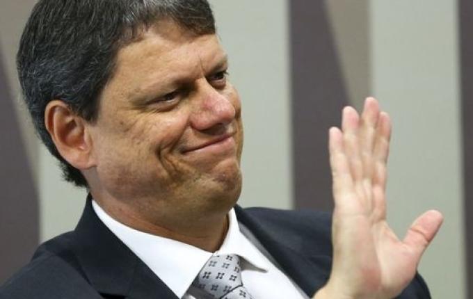 ‘Verdadeiros heróis’, diz ministro da Infraestrutura sobre caminhoneiros