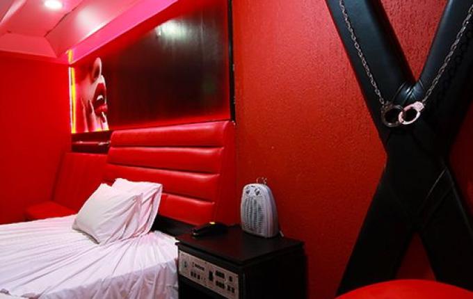 Casal é encontrado ensanguentado e mulher relata episódio de exorcismo