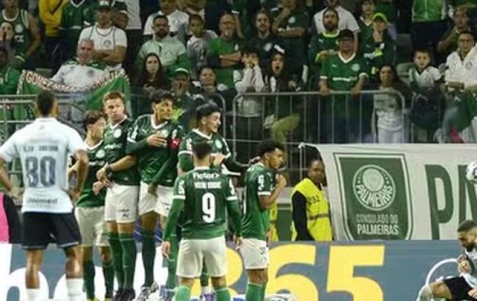 Palmeiras vence o Grêmio e encosta no líder Cruzeiro