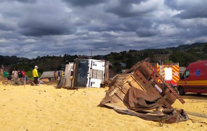 Capotamento de carreta deixa caminhoneiro ferido na SC-480