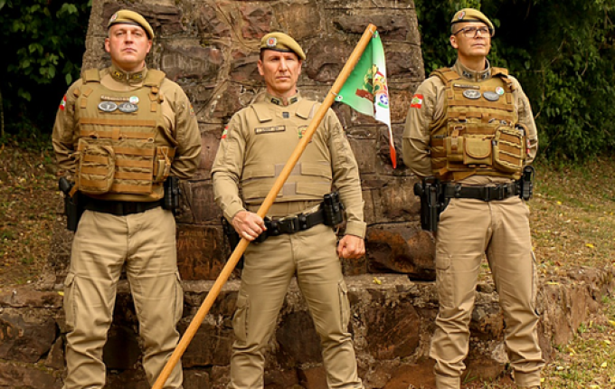 Flâmula dos 190 anos da PMSC é levada ao Marco Três Fronteiras em Itapiranga