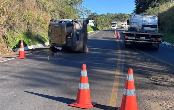 Três pessoas ficam feridas após saída de pista e capotamento na BR-163, entre SMO e Guaraciaba