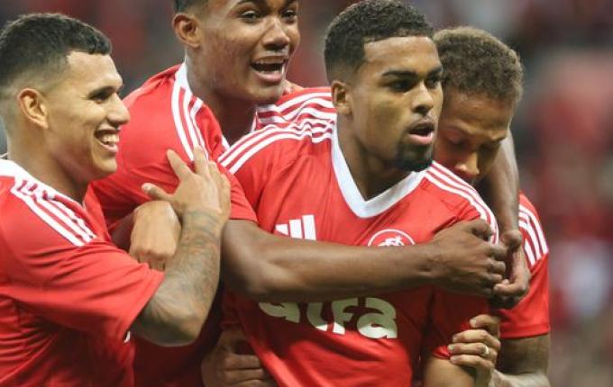 Inter tem gols anulados, perde pênalti, mas marca no fim e vence o Maracanã pela Copa do Brasil