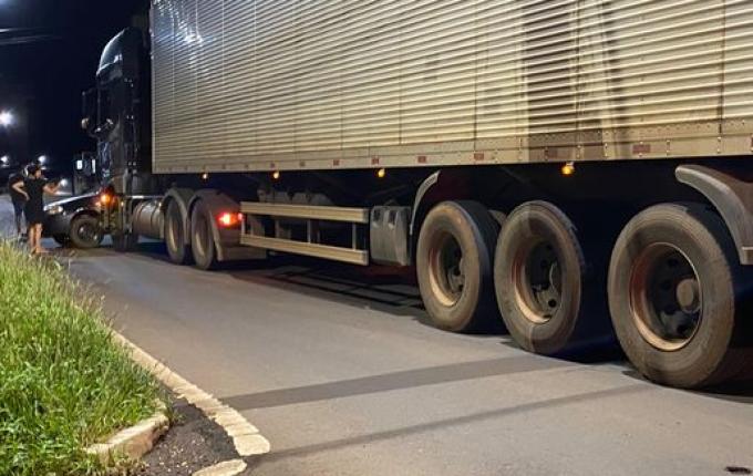 Carro é atingido e arrastado por caminhão na Willy Barth em São Miguel do Oeste