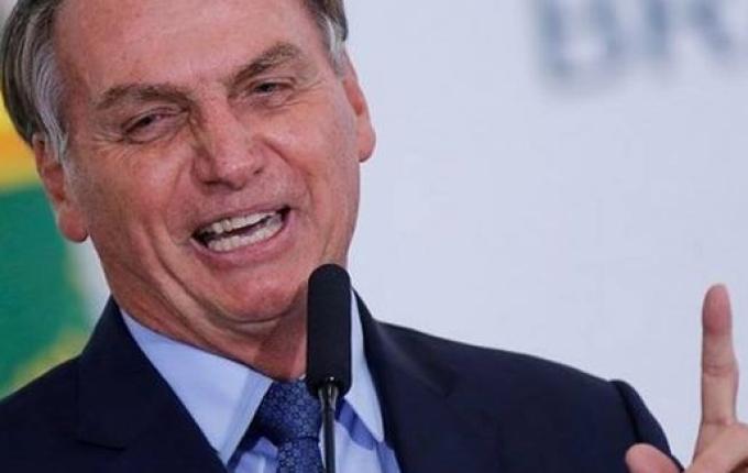 Bolsonaro assina MP que muda regras para contratar temporários no governo