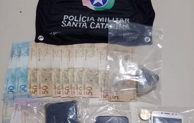 “Mula” é flagrada com cocaína no momento em que desembarcou de ônibus em SMOeste