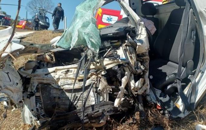 Colisão entre carro e dois caminhões deixa homem gravemente ferido na BR-282, em Xanxerê