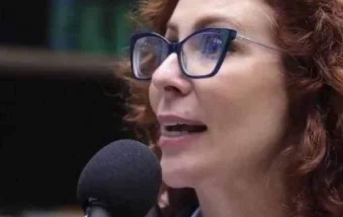 Relator apresenta parecer e defende manutenção do mandato de Carla Zambelli