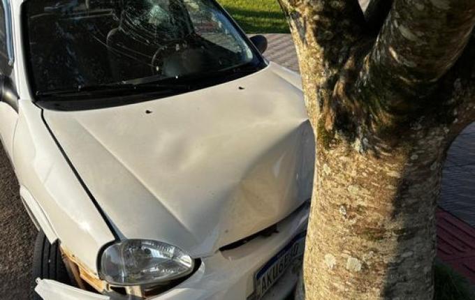 Homem colide carro em árvore no bairro São Luiz, em São Miguel do Oeste