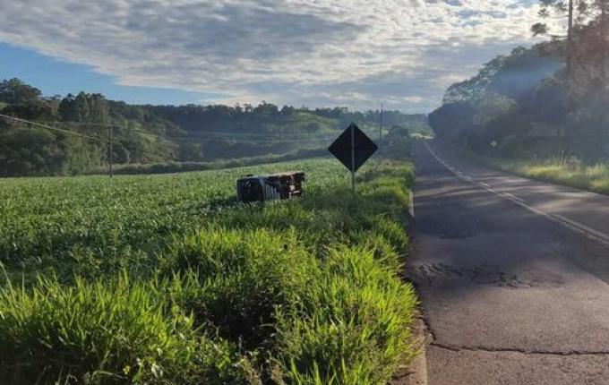 Micro-ônibus de autoescola tomba em meio ao milharal em São José do Cedro