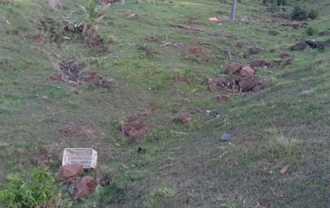 Homem fica ferido em saída de pista seguida de queda em ribanceira de 70 metros