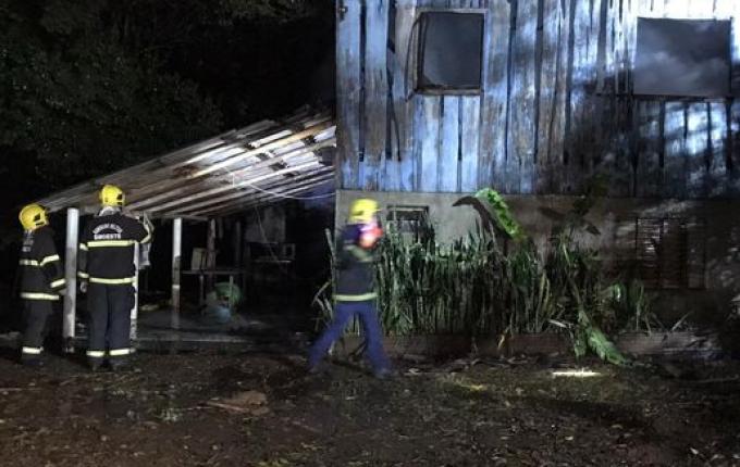 VÍDEO: Residência fica destruída por incêndio no interior de SMOeste