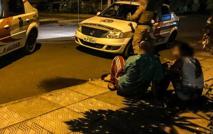 VÍDEO: PM prende suspeitos de furto em farmácia do município