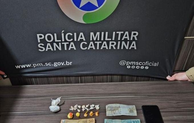 Polícia Militar prende quatro por tráfico de drogas em Maravilha